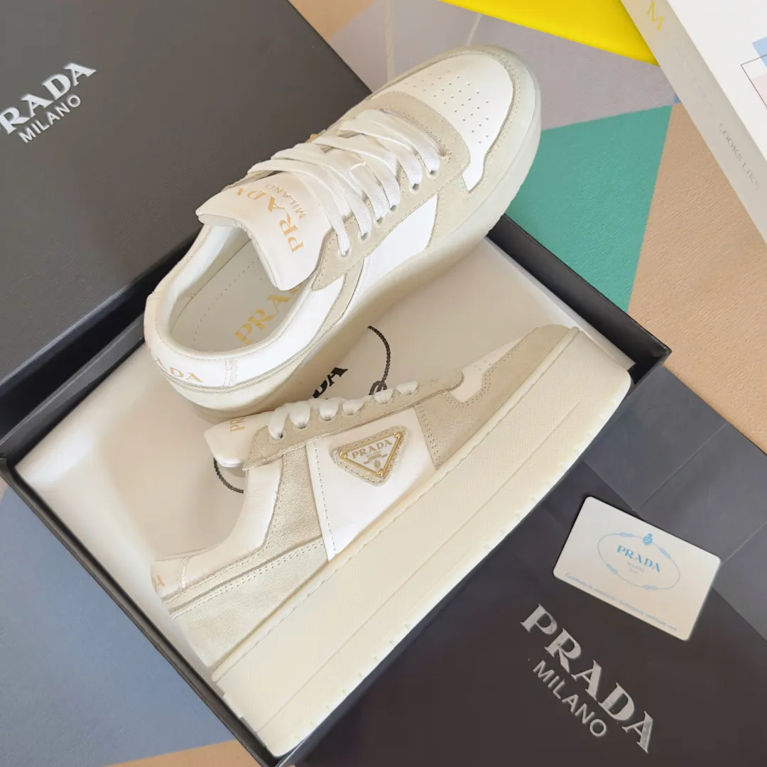 👟👟Ex-factory price 660👟👟 Top version Prada Latest Downtown Bold series Thick sole Platform shoes Triangle logo Casual sneakers White shoes Original purchase and development Production Downtown Bold sneakers are inspired by basketball shoes in the 1980s, with sporty design and exquisite details. Crafted from perforated leather, the statement platform sole provides a unique, modern style. The Prada logo is interpreted from different angles, decorated with the iconic enamel-coated triangular metal logo, highlighting the unique classic style. Exquisite packaging at the delivery counter🛍📦 ▪️Fabric: Original custom imported first-layer cowhide ▪️Inner lining: Original imported soft sheepskin ▪️Outsole: Original molded ultra-light foam material ▪️Sole thickness: 4.5CM ▪️Size: Women's 35-40